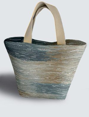 Bolso diseñado a 360º, 36 X 27 X 14 cm. en tejido cordurè de excelente calidad. EC503-1001A032-001