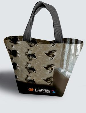 Bolso Personalizado con pintura artística de tu imagen a 360º, 36 X 27 X 14 cm. en tejido cordurè de excelente calidad. PC503-1001A023-001