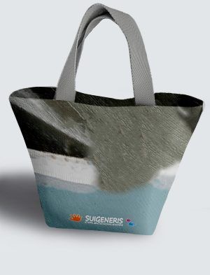 Bolso Personalizado con pintura artística de tu imagen a 360º, 36 X 27 X 14 cm. en tejido cordurè de excelente calidad. PC503-1001A014-001